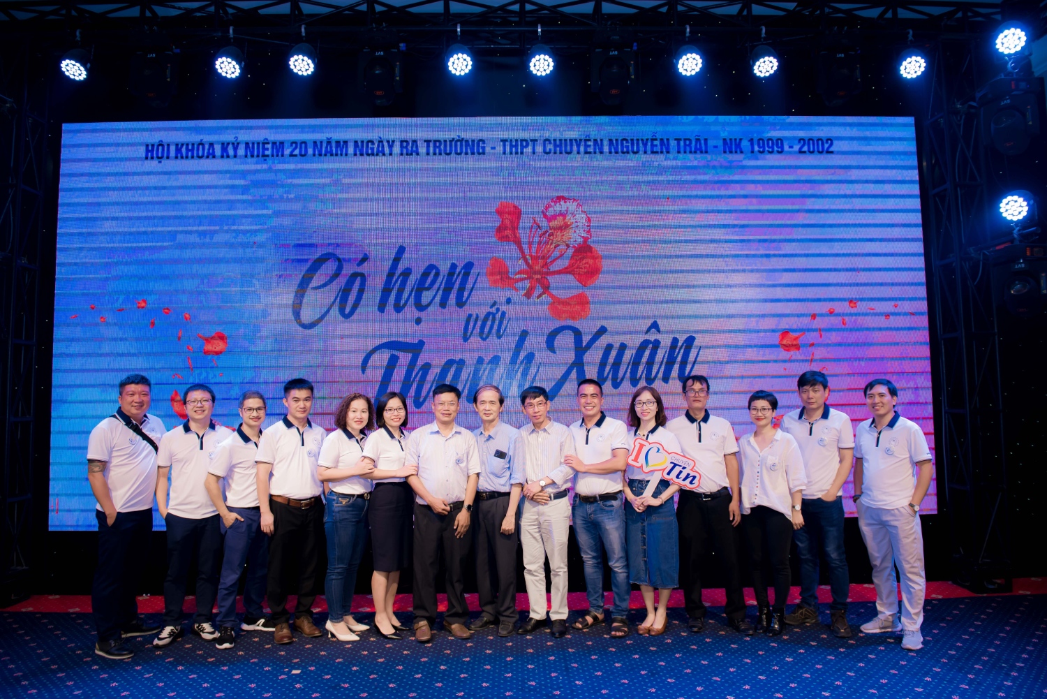 Thầy Bình chụp ảnh cùng tập thể lớp Tin